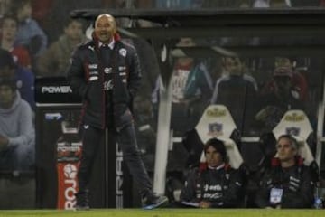 Jorge Sampaoli sufri&oacute; como siempre al costado de la cancha.