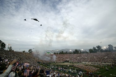 Vista del bombardero furtivo B-2 de la Fuerza Aérea de EE. UU. durante el vuelo antes del partido USC vs. Michigan en el Rose Bowl.