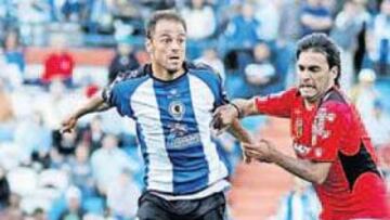 <b>GARRA. </b>Javier Farinós controla un balón ante la oposición del jugador del Ciudad de Murcia, Curro Montoya.