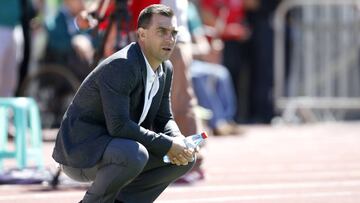 Futbol, Santiago Wanderers vs Colo Colo
Sexta fecha, cmapeonato de Clausura 2016/17
El entrenador de Colo Colo Pablo Guede da instrucciones a sus jugadores durante el partido de primera division contra Santiago Wanderers disputado en el estadio Elias Fiegueroa de Valparaiso, Chile.
11/03/2017
Andres Pina/Photosport
*****************
Football, Santiago Wanderers vs Colo Colo
6th date, Clousure Championship 2016/17
Colo Colo's manager Pablo Guede instructs his players during the first division football match against Santiago Wanderers at the Elias Figueroa stadium in Valparaiso, Chile.
11/03/2017
Andres Pina/Photosport