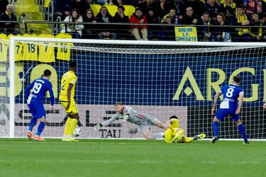 1-2. Gran combinación del Atlético. Ángel Correa toca para César Azpilicueta, éste asiste a Saúl Ñíguez en la frontal  del área y, con el interior del pie izquierdo, la pega raso y ajustado al palo para superar a Filip Jorgensen.