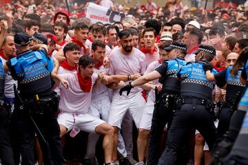 Ambiente en la Plaza Consistorial, plaza que está situada en el corazón del Casco Antiguo de Pamplona, donde se realiza el Chupinazo.