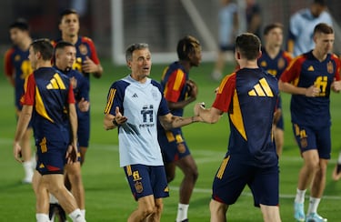 Luis Enrique da instrucciones durante el entrenamiento de hoy. 


