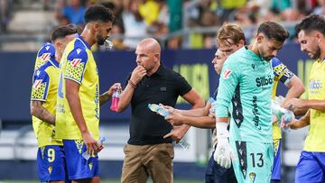 Paco López en una pausa de hidratación dando órdenes a su equipo.