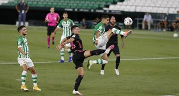 Luka Jovic y Marc Bartra.