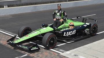 Orio Servía con su monoplaza de la Indy 500.