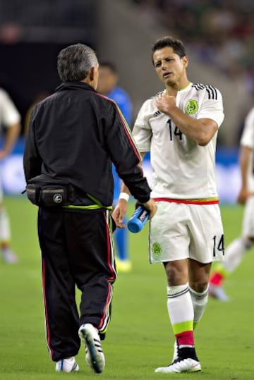 El pasado 1 de julio, ocho días antes del debut de México en Copa Oro, el delantero se fracturó la clavícula derecha debido a un choque cuerpo a cuerpo con el defensa hondureño Brayan Beckeles en partido amistoso entre aztecas y catrachos que terminó empatado sin goles. Esta lesión le impidió al Chicharito disputar el torneo de selecciones más importante de Concacaf, que se terminó adjudicando el Tricolor tras vencer en la Final a Jamaica.