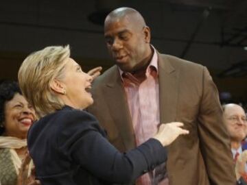 Hillary Clinton y Earvin 'Magic' Johnson.