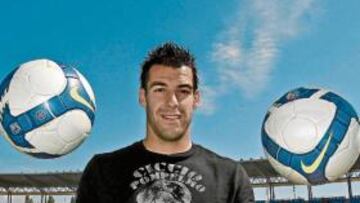 <b>UNA BESTIA MALABARISTA. </b>Negredo posa ayer para AS con tres balones, tantos como goles lleva.