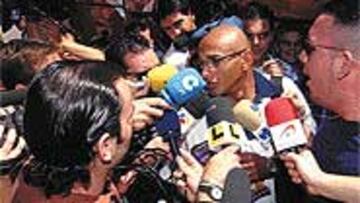 <b>DÍA MUY MOVIDA</B>. A las diez de la mañana empezaron a sucederse los acontecimientos. Desde un motín de los jugadores, hasta una huelga, se llegó a barajar por el maltrato del club a Moisés, Fredi, Alfonso y Mario.