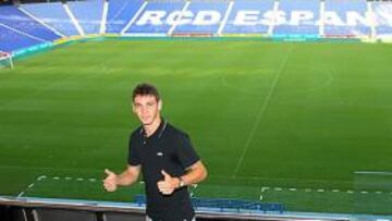 <b>SU ESTADIO. </b>Álvarez Vázquez posa para AS en Cornellà-El Prat. El jugador espera marcar mañana.