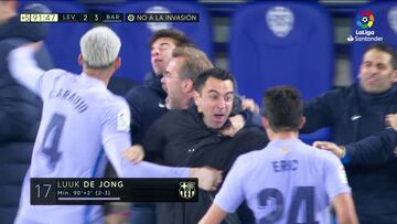 La eufórica celebración de Xavi del gol en el 92': ojos fuera de sí y 'devorado' por sus jugadores