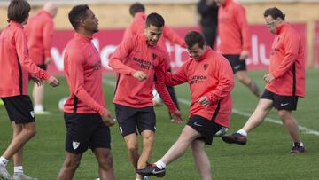 Reguilón juega con uno de los integrantes del equipo del Sevilla de LaLiga Genuine.