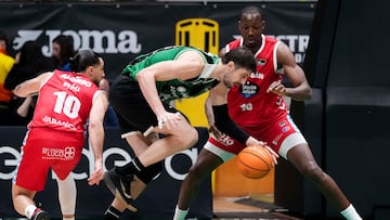 BADALONA, 27/12/2025.- El pívot del Joventut de Badalona Ante Tomic (c) con el balón ante los jugadores de CB Breogán Francis ALonso (i) y Jordan Sakho durante el partido de la jornada 12 de la Liga Endesa de baloncesto, que enfrenta al Joventut de Badalona y al CB. Breogán, este sábado en el Pabellón Olímpico de Badalona. EFE/ Enric Fontcuberta