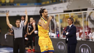 Javier Beir&aacute;n, con Porfirio Fisac al fondo, durante un partido de la Liga Endesa del Herbalife Gran Canaria