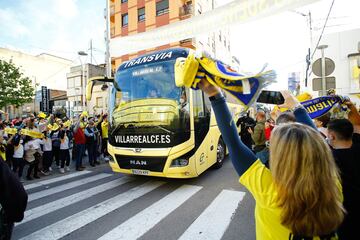 As赤 recibieron los seguidores al Villarreal a su llegada al estadio.