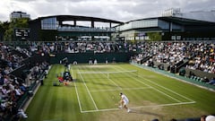 Wimbledon (United Kingdom), 04/07/2024.- Stefanos Tsitsipas of Greece (R, bottom) in action against Emil Ruusuvuori of Finland (top) at Court 3 during their Men's 2nd round match at the Wimbledon Championships, Wimbledon, Britain, 04 July 2024. (Tenis, Finlandia, Grecia, Reino Unido) EFE/EPA/TOLGA AKMEN EDITORIAL USE ONLY
