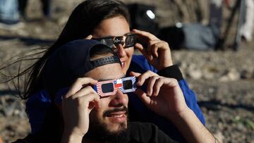 Eclipse solar 2020: ¿Se puede mirar sin lentes especiales si está nublado?