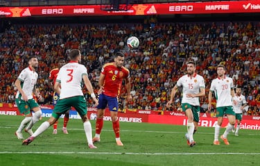 1-0. Pedri cuelga el balón, prolonga con la cabeza Robin Le Normand para Mikel Merino que con un poderoso testarazo, supera al portero búlgaro Svetoslav Vutsov.