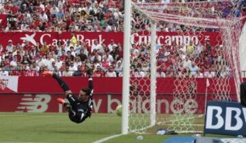 El balón se pasea por la línea de gol tras un disparo de Neymar. 