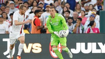 Lunin, durante el Real Madrid - Milan.