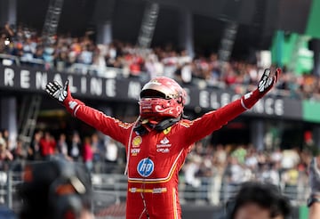 El español celebra la victoria en el circuito Hermanos Rodríguez.