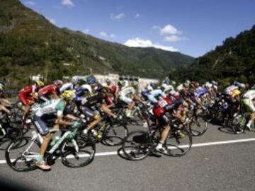 El pelotón rueda durante la vigésima etapa de la Vuelta Ciclista a España, con salida en la localidad ourensana de Santo Estevo de Ribas de Sil y llegada en el Puerto de Ancares, y con un recorrido de 185,7 kilómetros.