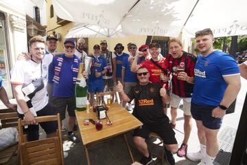 Miles de aficionados del Eintracht y del Rangers FC esperan la hora del partido disfrutando de la ciudad de Sevilla.