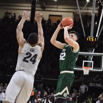 Es parte del básquetbol universitario de Estados Unidos, donde juega en Colorado State. Mide 2,06 mts y va en ruta a la NBA. 