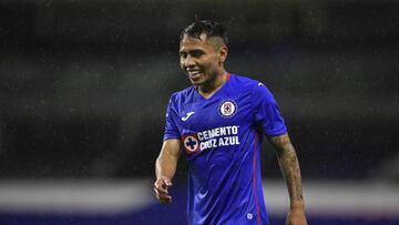 Misael Domínguez sonríe durante un partido con Cruz Azul