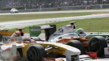 <b>ARRIESGÓ TRAS SALIR MAL. </b>Alonso trató de adelantar tras una mala arrancada al sustituto de Fisichella en Force India, Vitantonio Liuzzi, pero no pudo conseguirlo.