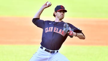 El principal lanzador en la rotaci&oacute;n de Cleveland dio positivo por COVID-19 durante el segundo d&iacute;a de entrenamiento primaveral de los Indians.