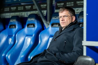 
Fue un defensor veterano que se retiró dos años después de la final de la Champions, aunque su último partido fue en abril de 1998. Después de retirarse, trabajó en marketing, el sector informático y en la directiva del Bochum. Tiene el registro del disparo más potente de la Bundesliga de su época, con un golpeo que fue a 137 km/h.
