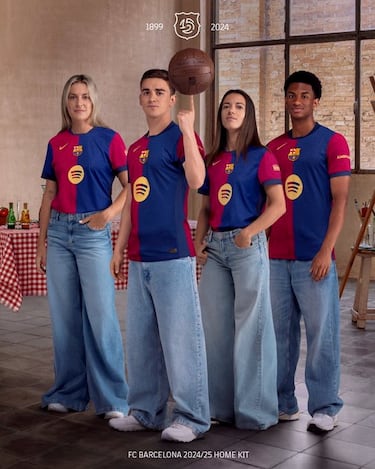 Alexia Putellas, Gavi, Aitana Bonmatí y Alejandro Balde posan con la nueva camiseta del FC Barcelona.