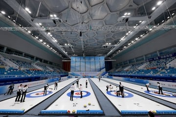 Los jugadores chinos entrenan curling en el Water Cube de Pekín, China. Se trata del Meet in Beijing (encuentro en Pekín), un torneo que se disputa desde el día 1 hasta el 10 de abril y que sirve de preparación para los Juegos Olímpicos de Invierno de 2022. También aquí se echa de menos al público.