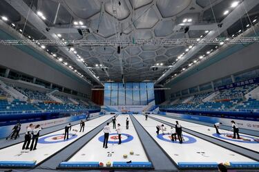 Los jugadores chinos entrenan curling en el Water Cube de Pekín, China. Se trata del Meet in Beijing (encuentro en Pekín), un torneo que se disputa desde el día 1 hasta el 10 de abril y que sirve de preparación para los Juegos Olímpicos de Invierno de 2022. También aquí se echa de menos al público.