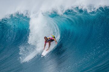 Teahupoo se pone grande y regala una jornada de surf para la historia