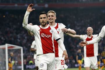 Tagliafico celebra un gol en su &uacute;ltimo partido en el Johan Cruijff Arena. Detr&aacute;s, Kenneth Taylor.