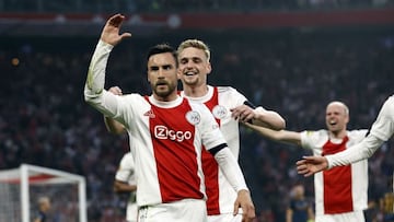 Tagliafico celebra un gol en su &uacute;ltimo partido en el Johan Cruijff Arena. Detr&aacute;s, Kenneth Taylor.