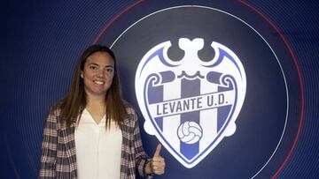 Mar&iacute;a Pry posa como nueva entrenadora del Levante.