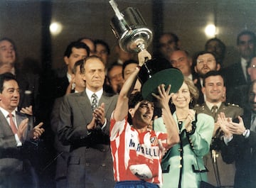 Sus carreras por la banda del Vicente Calderón son historia del Atlético. Un jugador que hoy no tendría precio. Le fichó Jesús Gil en 1987 a bombo y platillo como gran reclamo para ser presidente del club en las elecciones de ese año. Era el mejor jugador del fútbol europeo, campeón de la Copa de Europa con el Oporto. Cuando se marchó lo hizo como un atlético más, una bandera del club. Ganó dos Copas del Rey con el Atlético y su tanto ante Buyo en el Bernabeú en la final de Copa de 1992 permanece en la memoria de cuantos vieron ese inolvidable encuentro. Su regate y su velocidad hicieron estragos entre las defensas rivales. Le faltó conquistar un título liguero. Disputó 215 partidos con 52 goles. Formó una gran dupla junto a su inseparable Manolo. Futre ha sido GRANDE, con mayúsculas, entre los grandes extranjeros del Atlético.