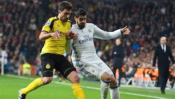 Morata protege el bal&oacute;n ante Sokratis.