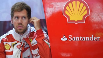 Vettel en el box de Ferrari.