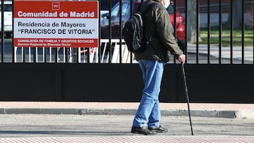 ALCALA DE HENARES MADRID, SPAIN - MARCH 13: An elderly man walks in front of the Francisco de Vitoria residence on March 13, 2023, in Alcala de Henares, Madrid, Spain. The health inspection of the City Council of Alcala de Henares has detected high levels of pneumophilic Legionella, considered "bad", in the hot water of the shower of the Francisco de Vitoria residence for the elderly, dependent on the Community of Madrid. The Association 'El Defensor del Paciente' has requested the Public Prosecutor's Office of Alcala de Henares to intervene in the situation that the users of this residence are going through, after the denunciation of the relatives in relation to the "total abandonment" suffered by the elderly who are interned in the center, with lack of hygiene and scarce and low quality food. (Photo By Marta Fernandez Jara/Europa Press via Getty Images)
PERSONAS MAYORES JUBILADOS JUBILACION