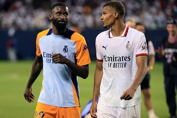 El jugador del Real Madrid, Antonio Rüdiger charla con el jugador del Milan, Malick Thiaw.