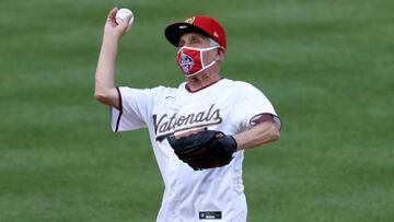 El asesor médico de la Casa Blanca lanzó la primera bola del duelo entre Yankees y Nationals de Opening Day, aunque dio un triste espectáculo.