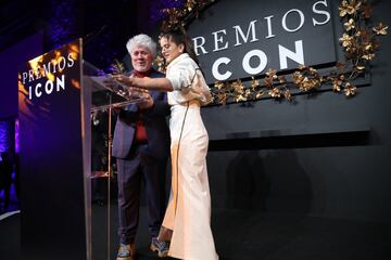 Pedro Almodóvar entrega el premio ICON a la mujer 2018 Solo Ella de Loewe a Rosalia.
