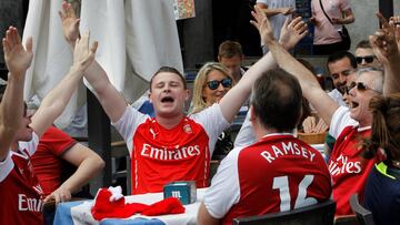 GRAF7435. MADRID, 03/05/2018.- Fans del Arsenal en la Plaza Mayor antes del partido de esta noche que el conjunto británico disputará contra el Atlético de Madrid, que tendrá lugar a las 21:05 horas de hoy en el Estadio Wanda M