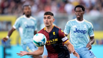 Soccer Football - Serie A - Genoa v Juventus - Stadio Comunale Luigi Ferraris, Genoa, Italy - August 31, 2025 Genoa's Johan Vasquez in action REUTERS/Matteo Ciambelli