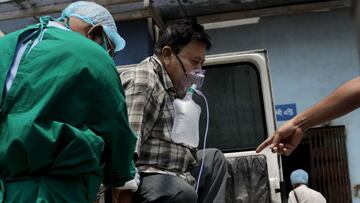 Kolkata (India), 01/05/2021.- Health workers attend a suspected COVID-19 patient (C) outside a hospital in Kolkata, India, 01 May 2021. The West-Bengal state government imposed a one-month partial lockdown to curb the spread of COVID-19. The country has reported a record number of 400,000 new COVID-19 cases in one day. EFE/EPA/PIYAL ADHIKARY EPA-EFE/PIYAL ADHIKARY